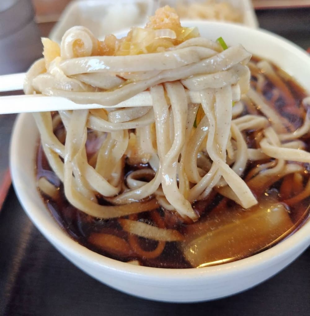 「かどや」で注文した「つけそば」を食べている様子の写真