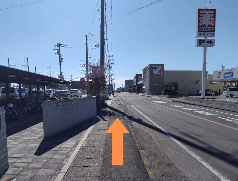 黒磯駅前の「旭通り」の歩道を直進する様子