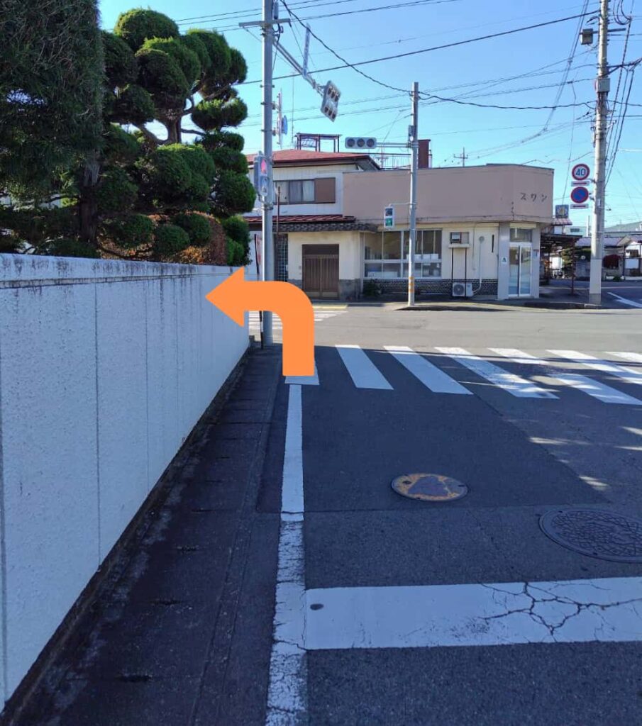 旧黒羽街道から左折して「県道303号(旧国道4号)」に進む様子