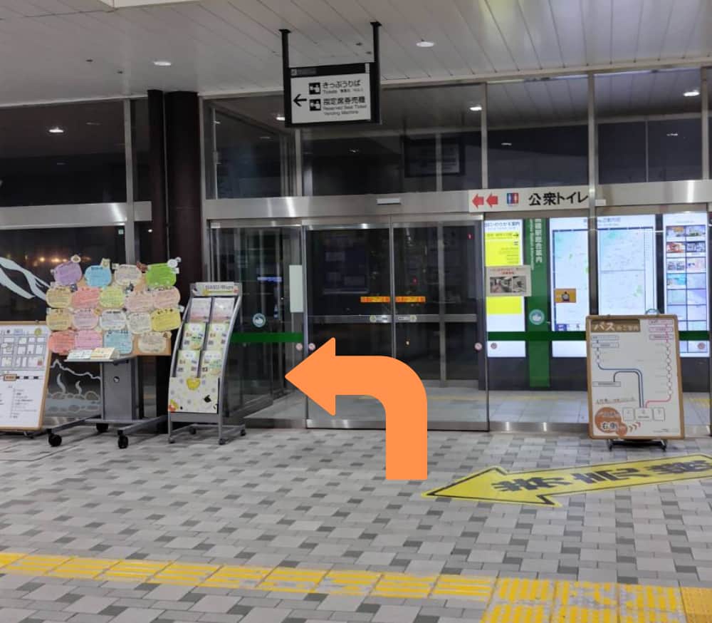 黒磯駅西口の左側から出ることを示す写真(夜間)