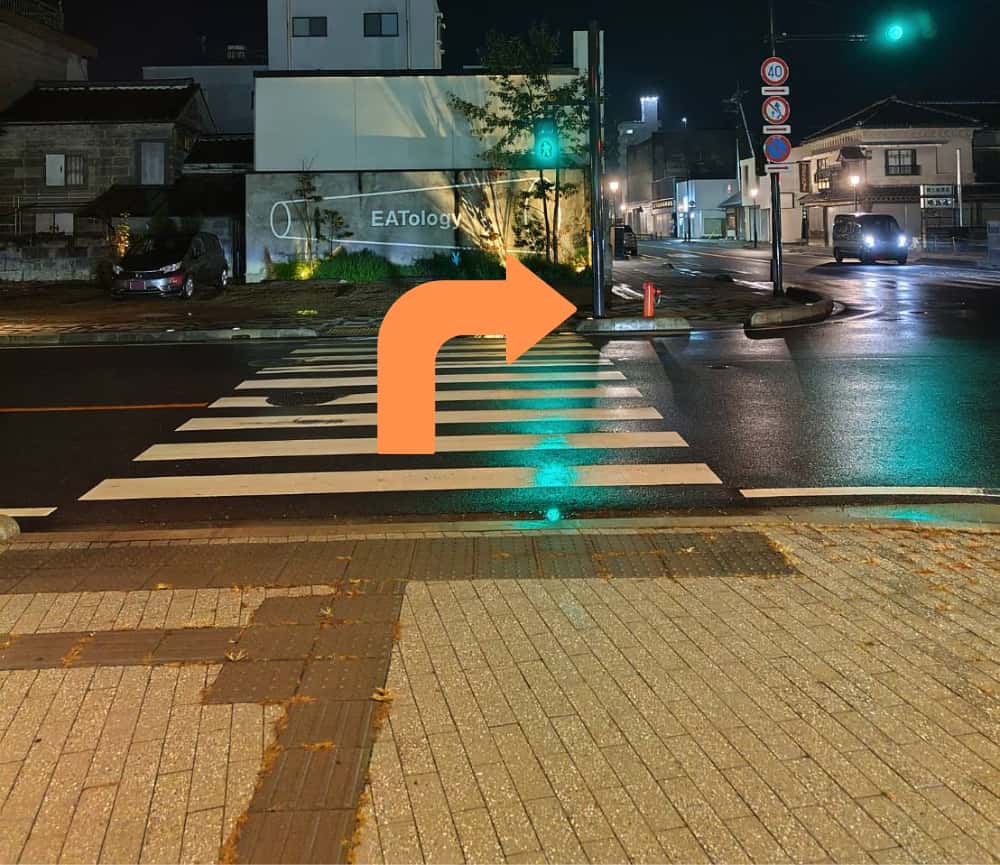 黒磯駅前交番の横断歩道を渡って右折することを示す写真(夜間)
