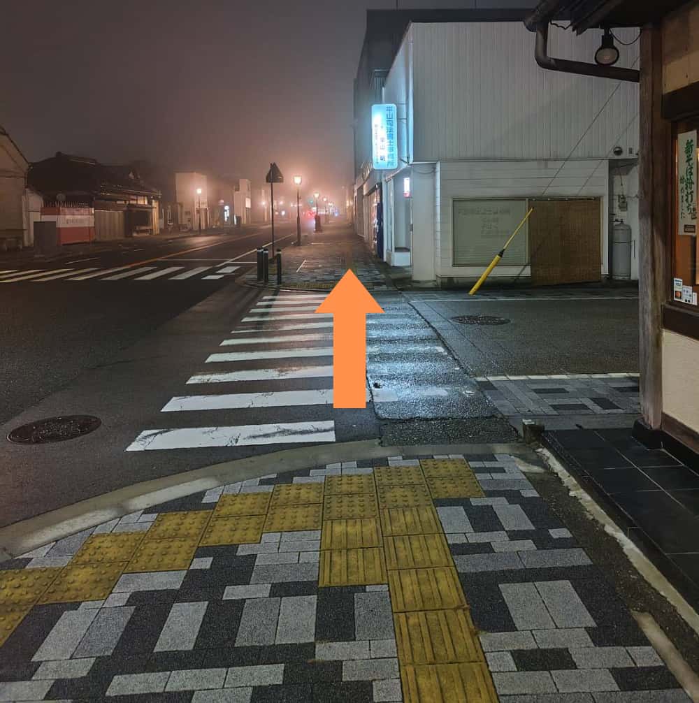 黒磯駅前の県道235号線の歩道を、旧国道四号線に向かって歩くことを示す写真