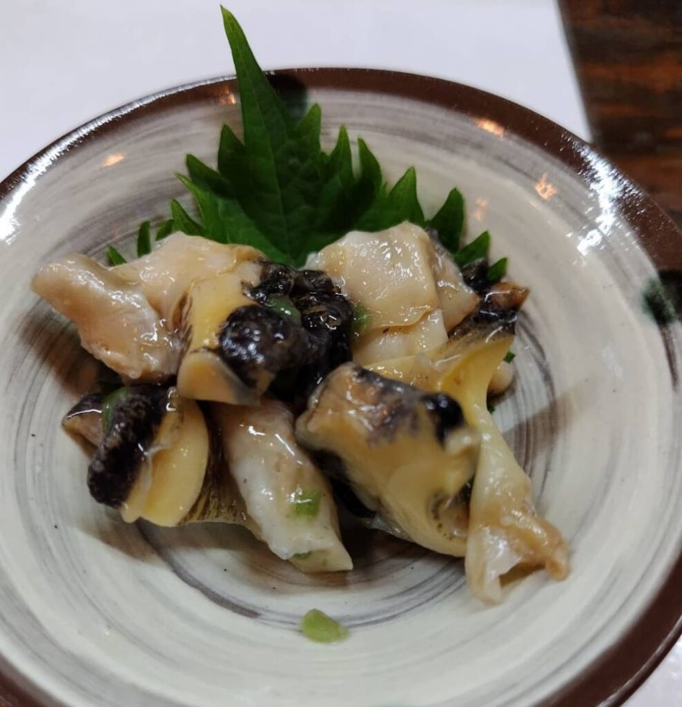 黒磯駅近くの「居酒屋 みこし」の「つぶ貝わさび」の写真