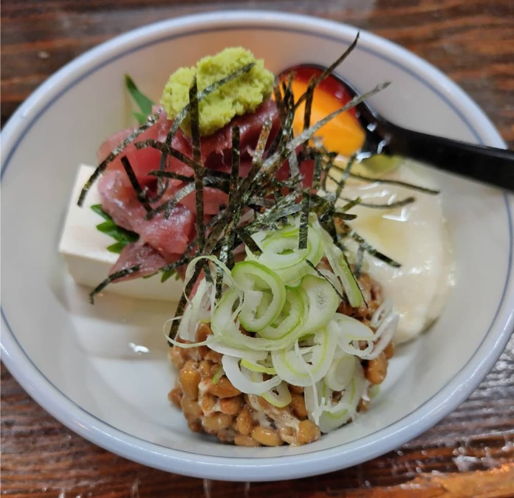 黒磯駅近くの「居酒屋 みこし」の「みこし納豆スタミナ」の写真