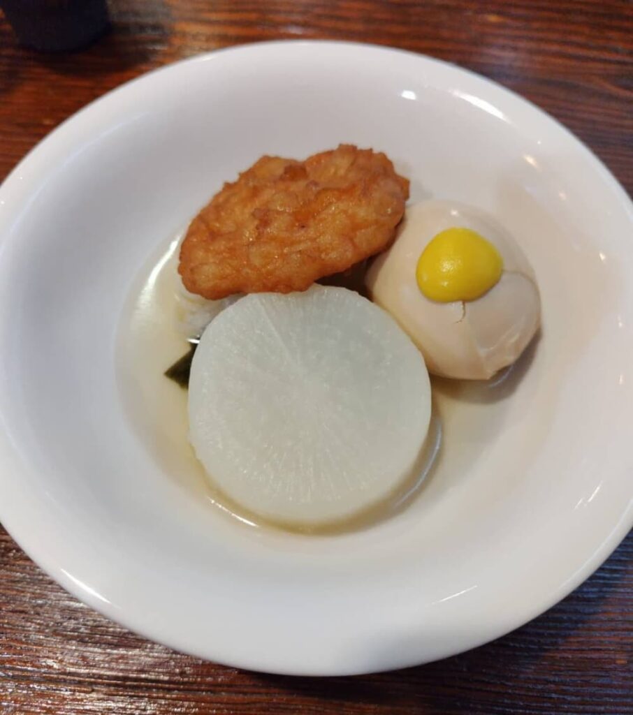 黒磯駅近くの居酒屋　「みこし」のお通し「おでん」の写真