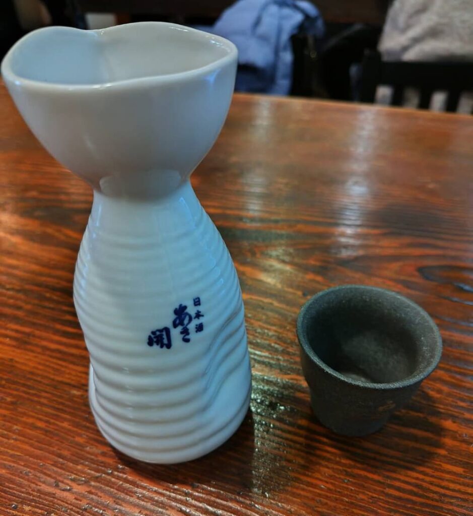 黒磯駅近くの居酒屋　「みこし」で注文した「大徳利　熱燗　末広」の写真