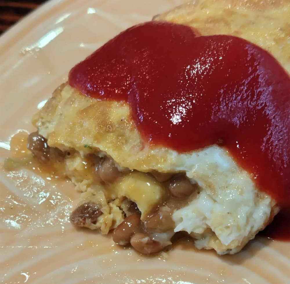 黒磯駅近くの居酒屋「みこし」の「納豆オムレツ」を半分に割った時の写真