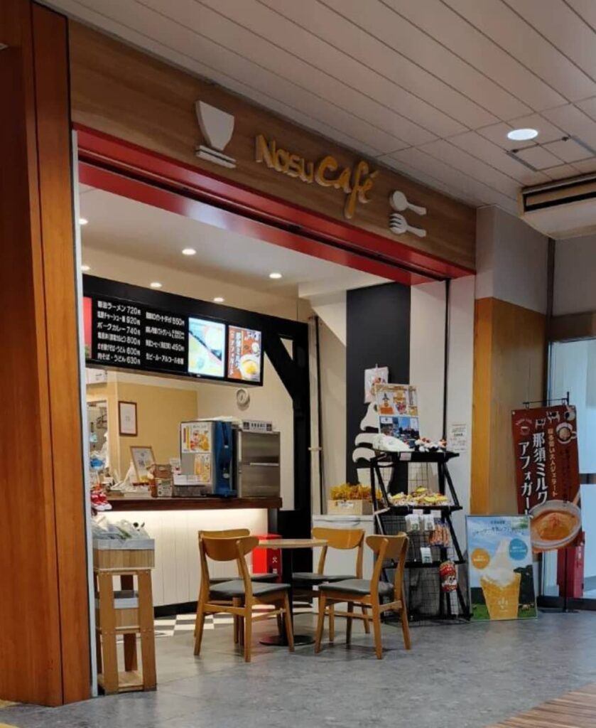 那須塩原駅の待合室にあるカフェ「Nasu Cafe」の外観写真