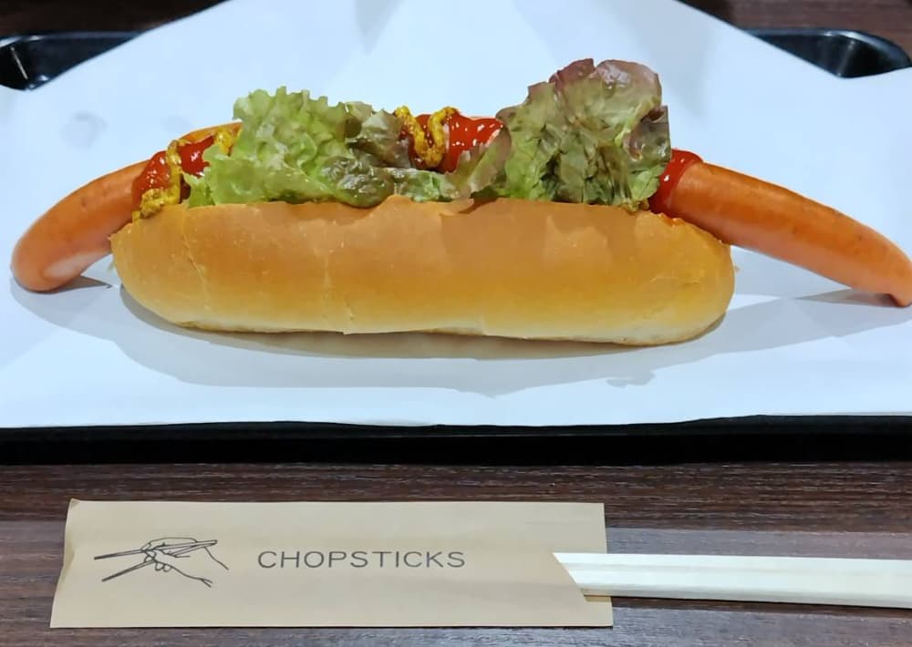 Nasu Cafeで注文した「那須豚のロングソーセージドッグ」の写真