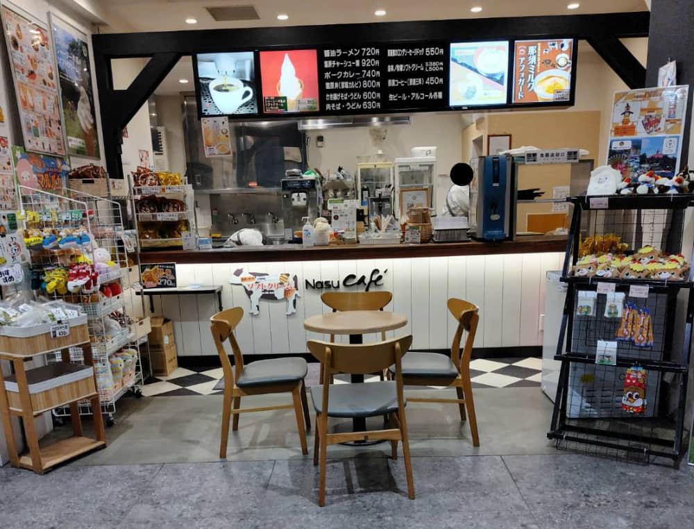 那須塩原駅の待合室にあるカフェ「Nasu Cafe」の正面写真