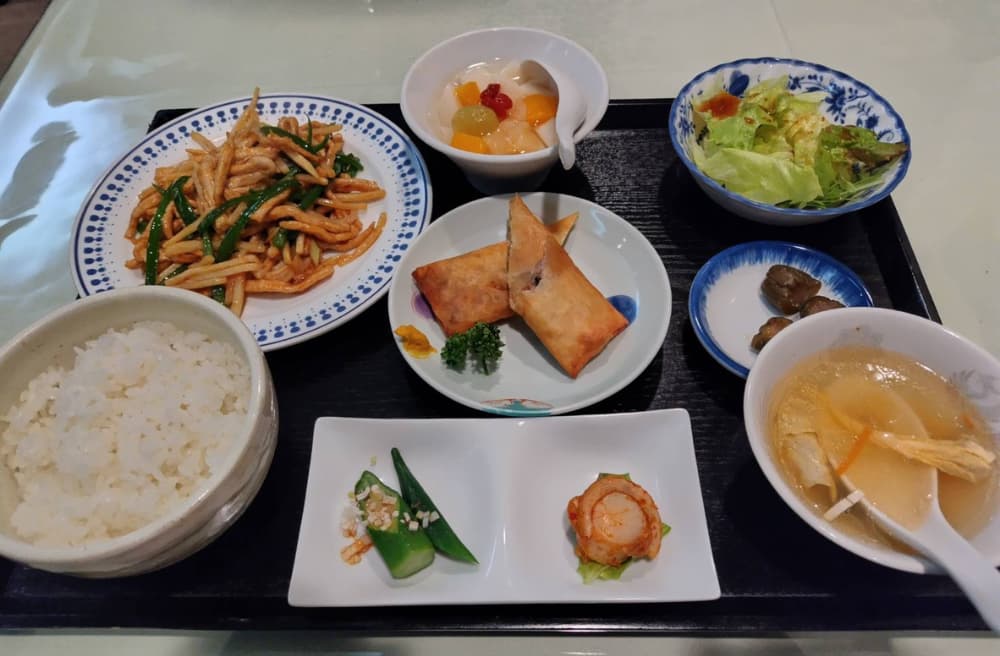 黒磯駅近くにある中国料理店「楼蘭」で注文した「チンジャオロースセット」の写真