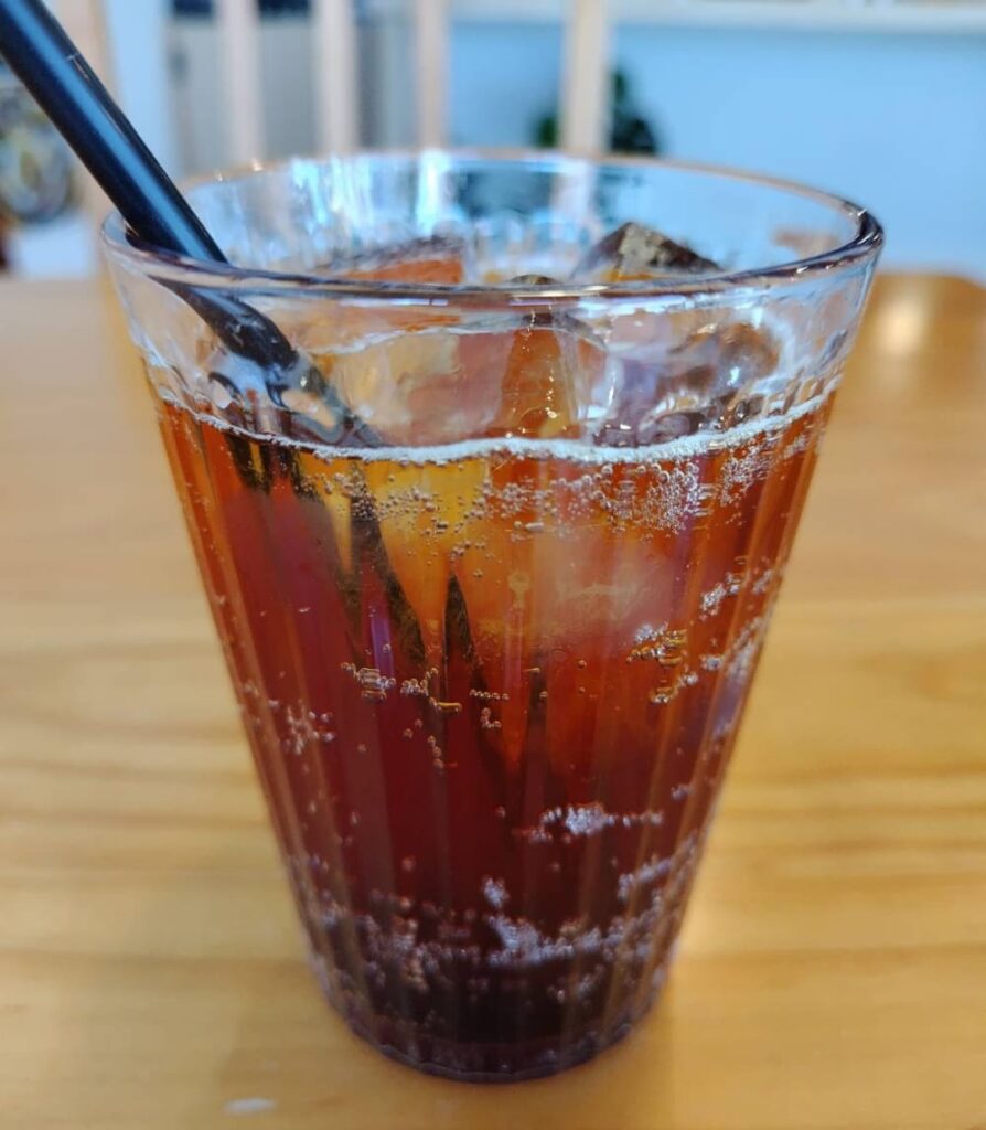 黒磯駅前にあるスパイス料理のお店「SPICE AROMA」で注文した「自家製クラフトコーラ」の写真