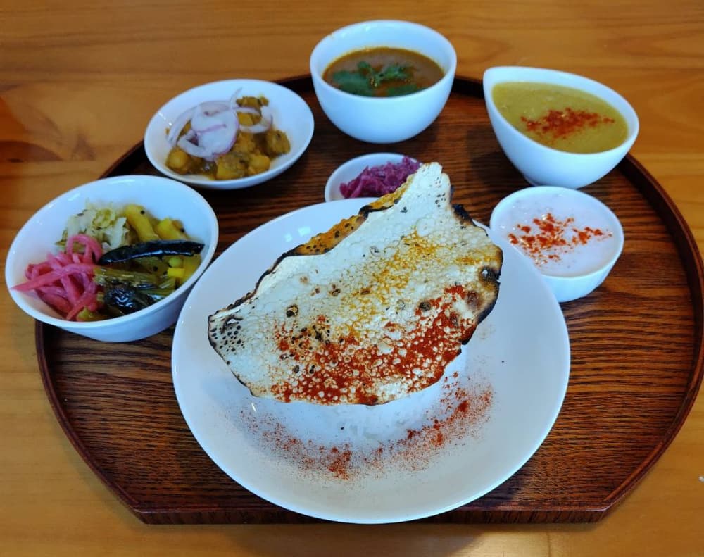 黒磯駅前にあるスパイス料理店「SPICE AROMA」で注文した「スパイスカレーセット(ダルバート)」の写真