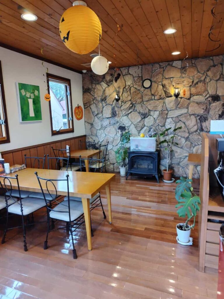 シェレンバウム黒磯店のイートインスペースの写真。10月だったのでハロウィンの装飾が施されている。