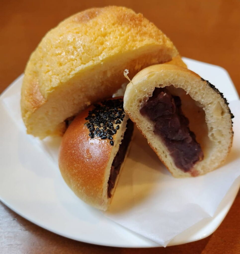 シェレンバウム黒磯店で購入した「黄金メロンパン」と「おぐらあんぱん」をカットしてもらった後の写真