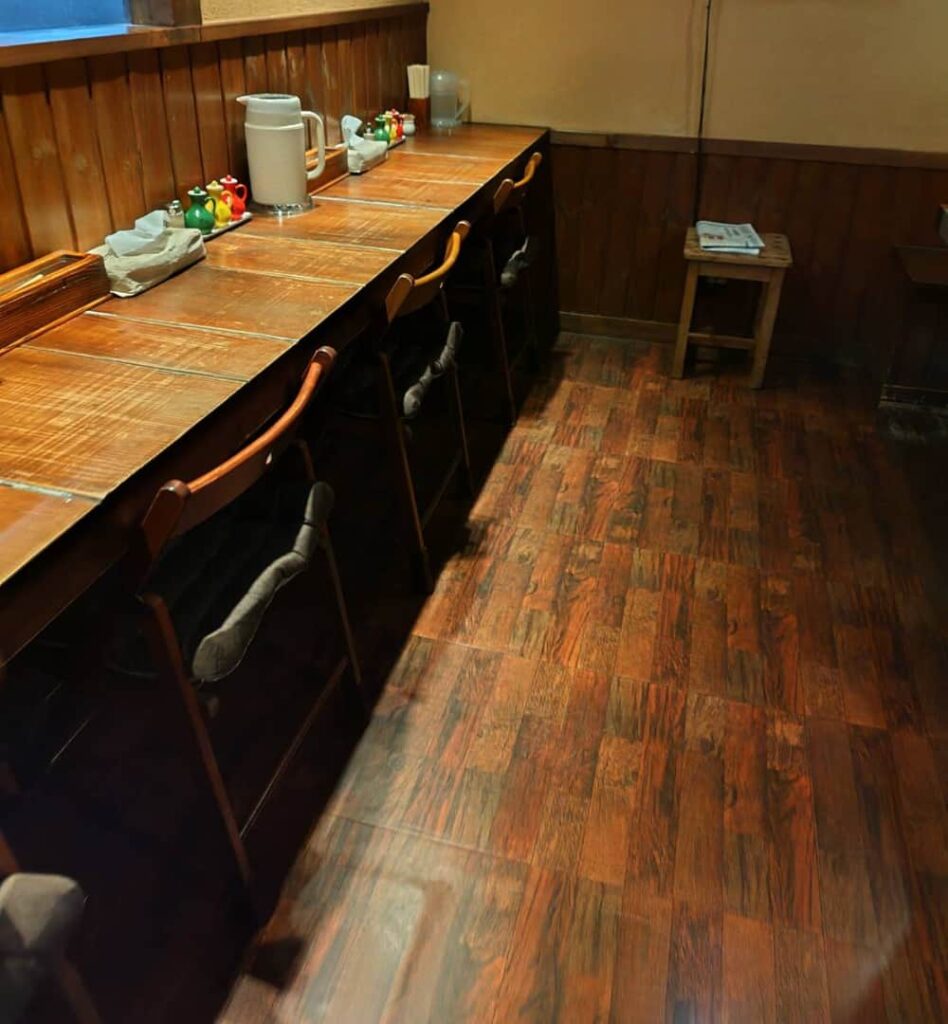 黒磯駅から徒歩4分の所にある担々麺専門店「たんたん亭」のカウンター席の写真