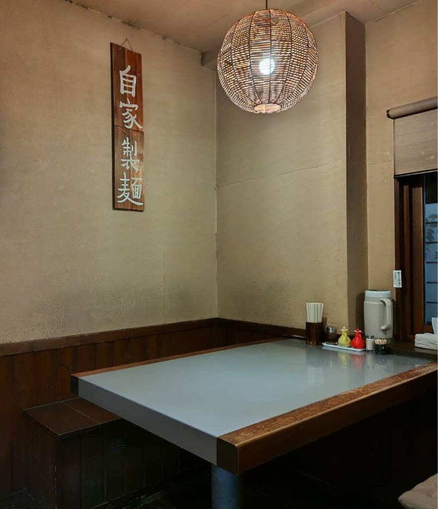 黒磯駅から徒歩4分の所にある担々麺専門店「たんたん亭」のテーブル席の写真