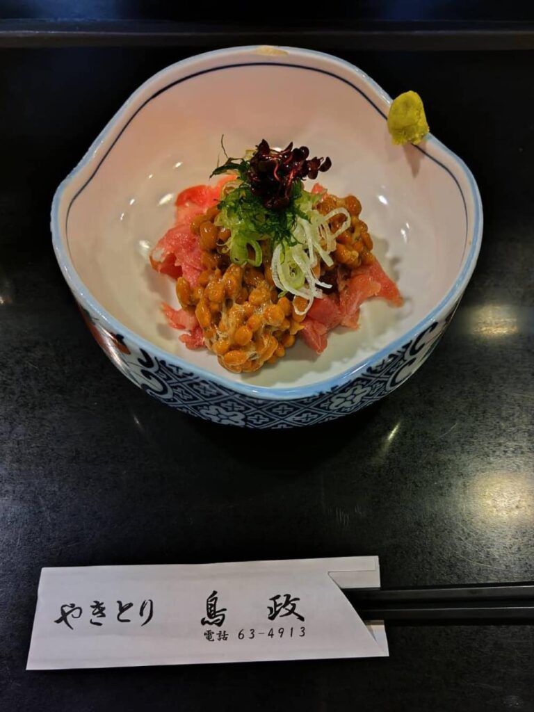 黒磯駅から徒歩9分のやきとり居酒屋「鳥政」で提供されるお通し「マグロ納豆」の写真