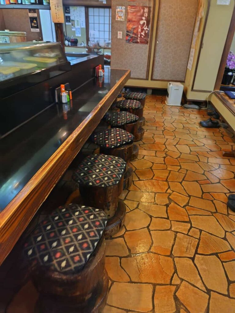 黒磯駅から徒歩9分のやきとり居酒屋「鳥政」のカウンター席の写真