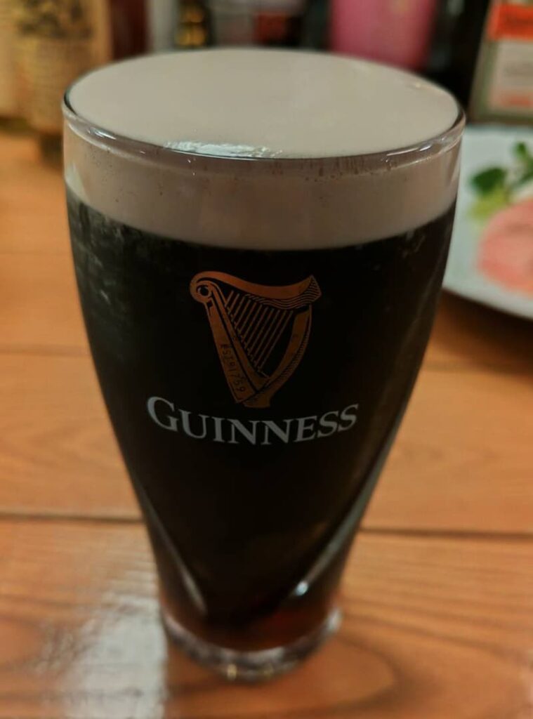西那須野駅近くにある『ナスシオバル　ウニコ』で注文したギネスビールの写真