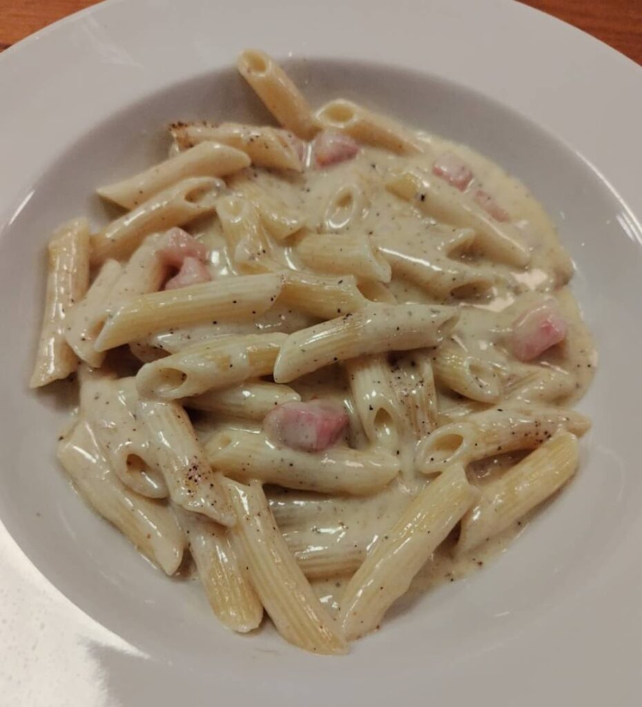 西那須野駅近くにある『ナスシオバル　ウニコ』の「ゴルゴンゾーラのクリームペンネ」の写真