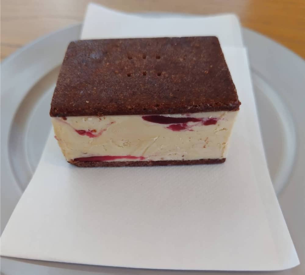 黒磯駅から徒歩10分の所にあるアイスクリーム屋「fil ice cream & coffee」で注文したクッキーサンドアイスの写真