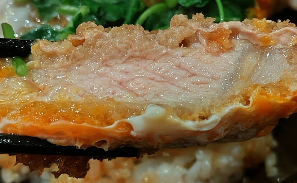 「かつどん柏屋」で注文した「かつどん」のカツは厚めで食べ応えがある。