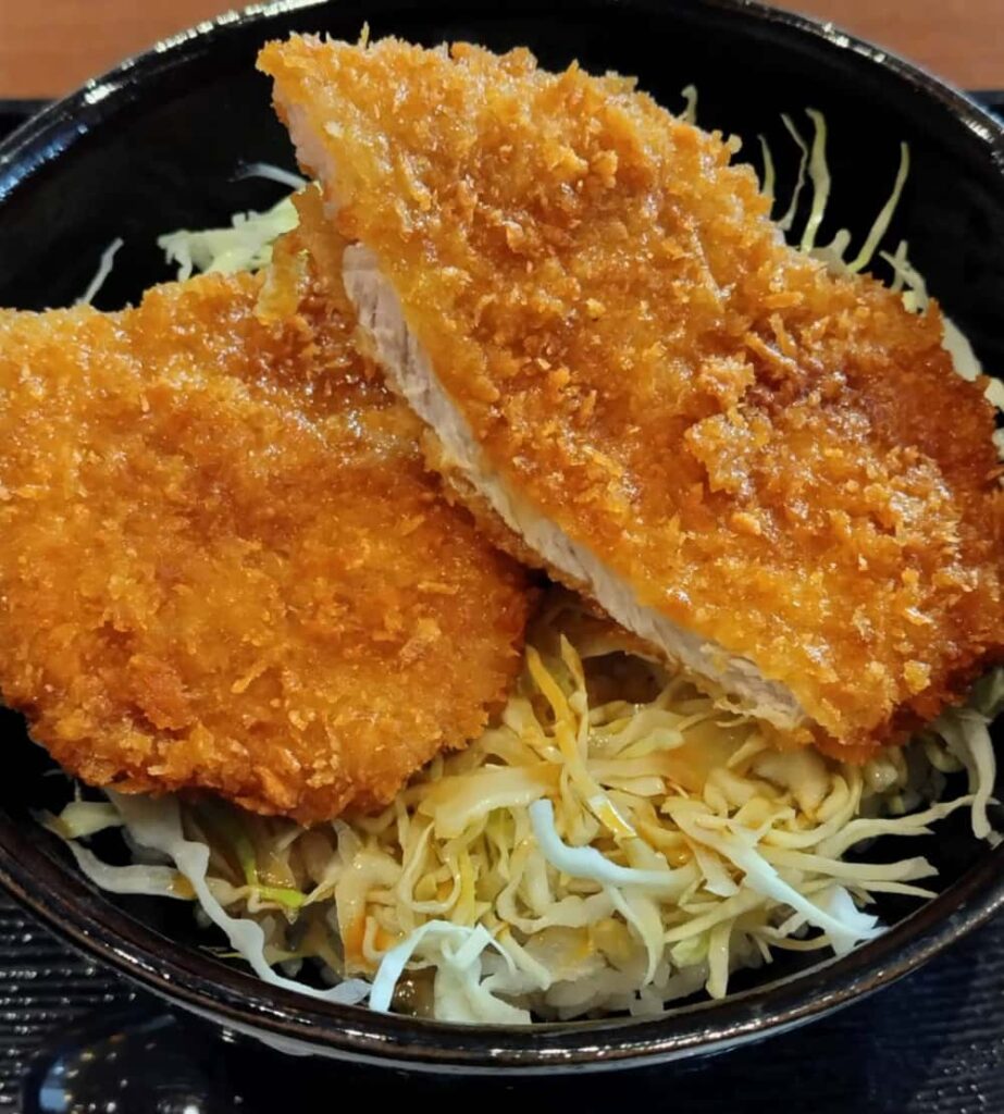 「かつどん柏屋」で注文した「たれかつどん（カツ2枚）」の写真