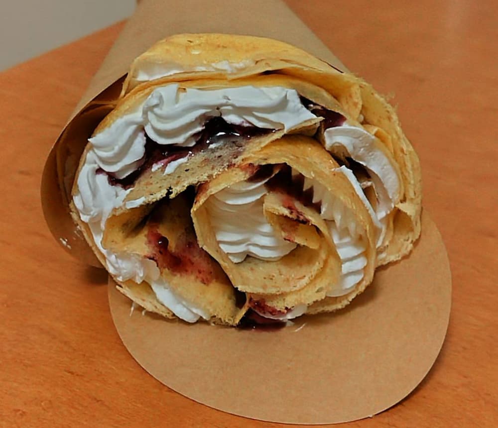 ブルーベリー＆生クリームのクレープの写真