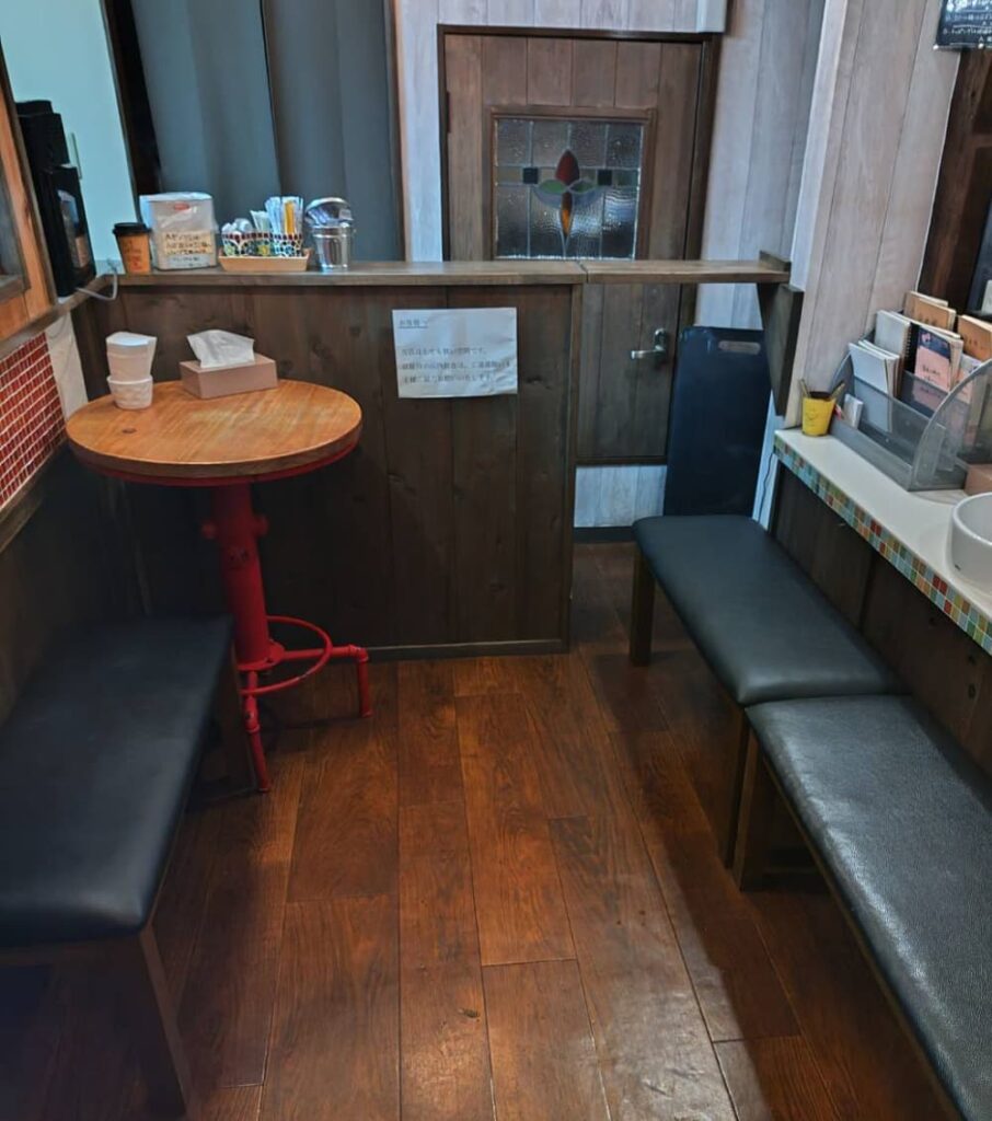 西那須野駅近くのクレープ専門店「クレープバル千」の店内の様子