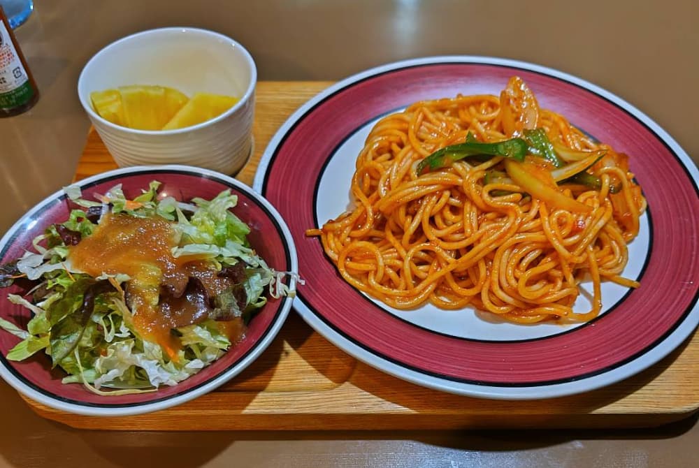 西那須野駅近くの純喫茶「Coffee Hope」で注文したナポリタンセットの写真