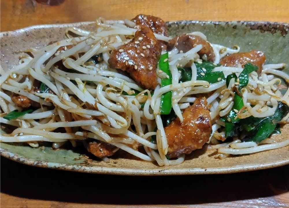 居酒屋「東のこうじ」で注文した「レバニラ炒め」の写真