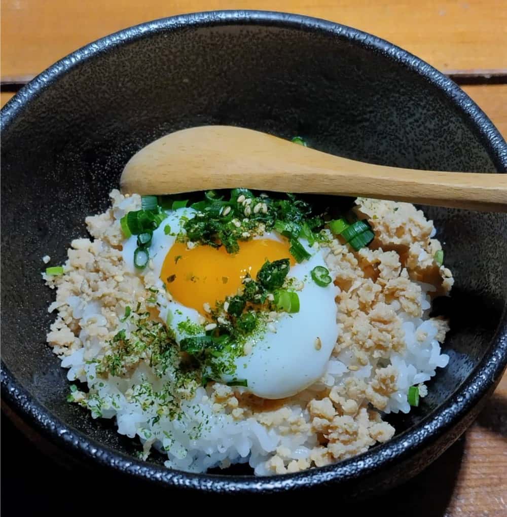 居酒屋「東のこうじ」で注文した「鶏そぼろ温玉ごはん」の写真