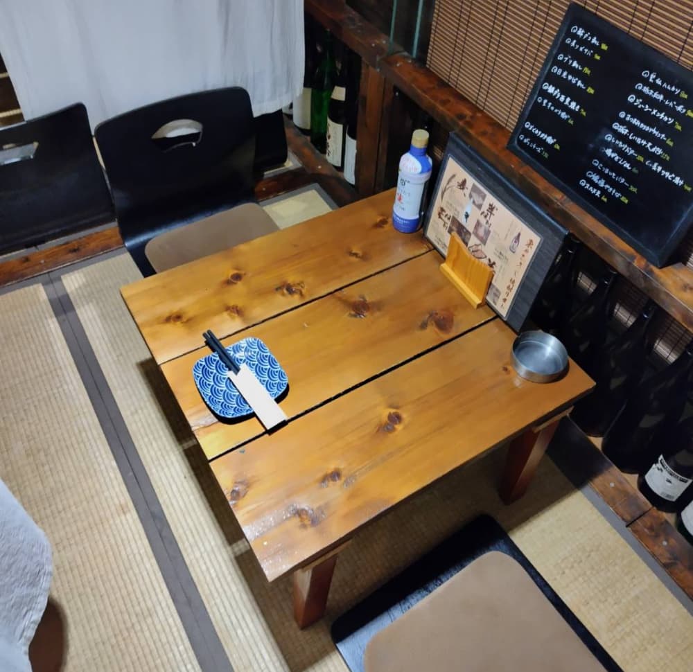 居酒屋「東のこうじ」は掘りごたつ席ではない。