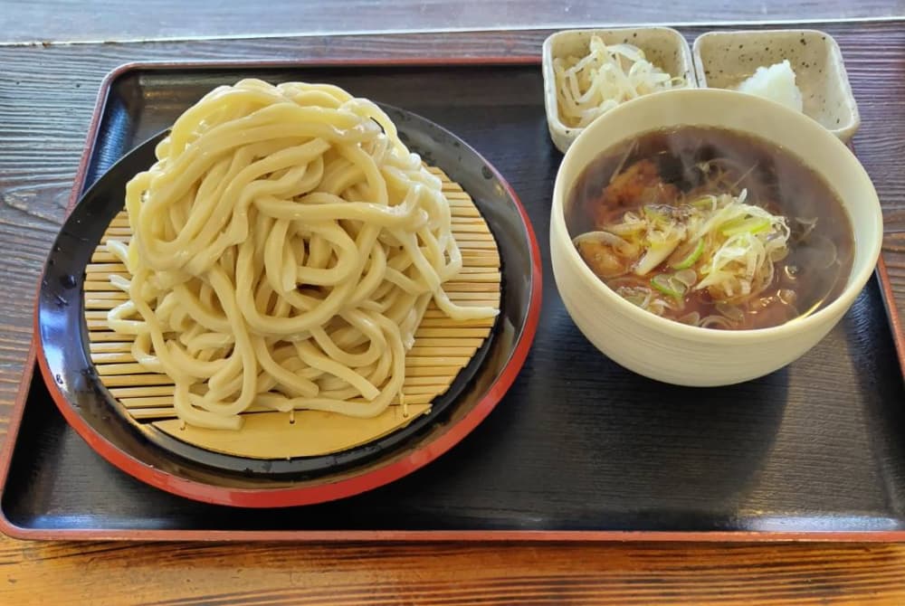 西那須野駅駅近くの「かどや」で注文した「冷やし野菜のかき揚げうどん（大盛）」の写真