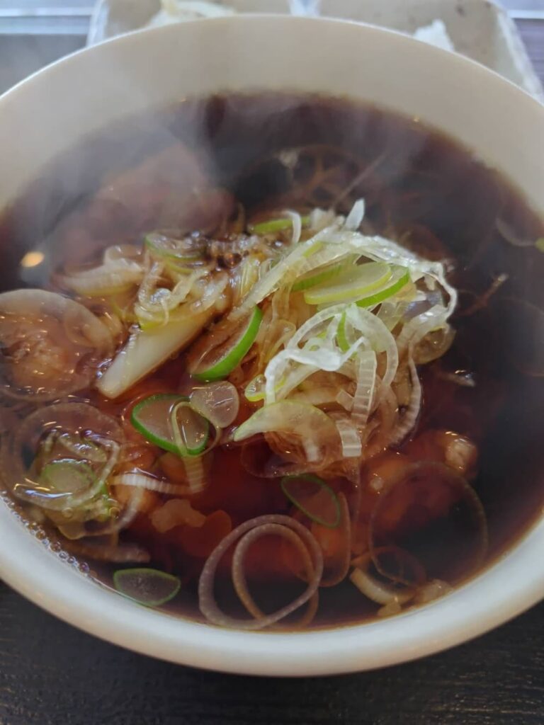 西那須野駅駅近くの「かどや」で注文した「冷やし野菜のかき揚げ」のつけ汁の写真