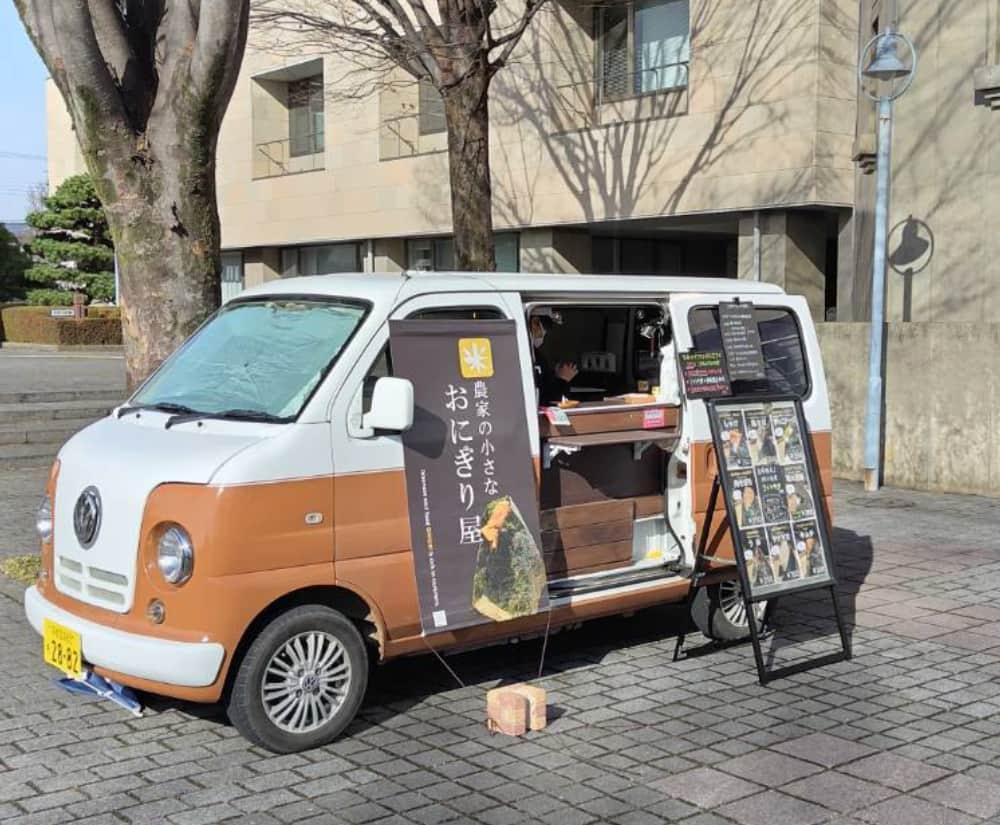西那須野庁舎前広場に出店していたキッチンカー「小さな農家のおにぎり屋」の写真