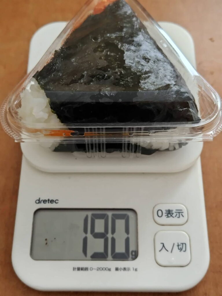 キッチンカー「小さな農家のおにぎり屋」で購入したおにぎりの重さは190g。