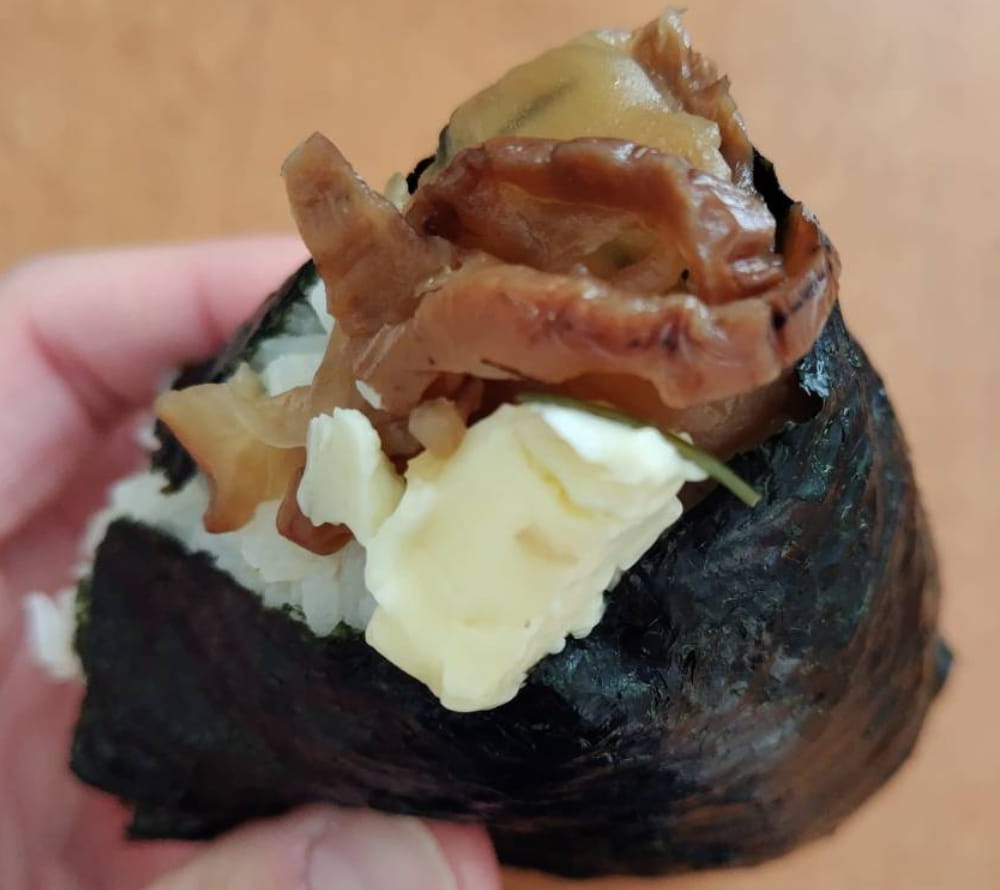 キッチンカー「小さな農家のおにぎり屋」で購入した「がっこチーズ」の写真