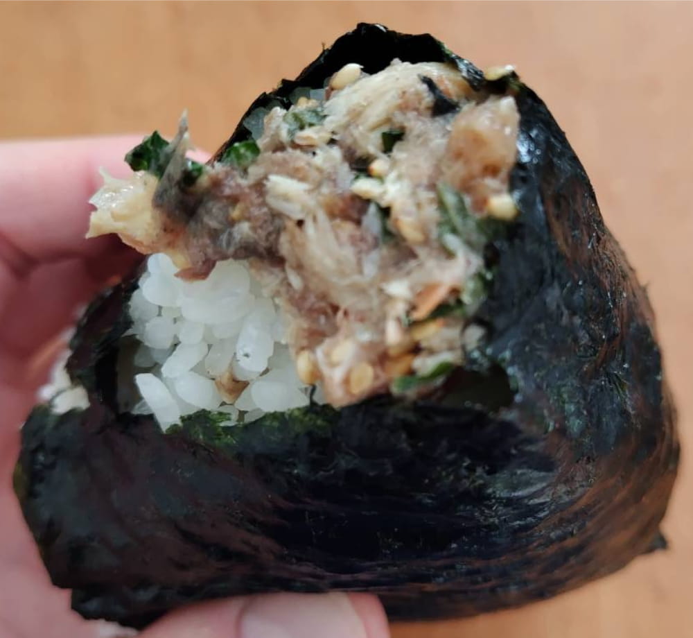 キッチンカー「小さな農家のおにぎり屋」で購入した「梅さば」の写真