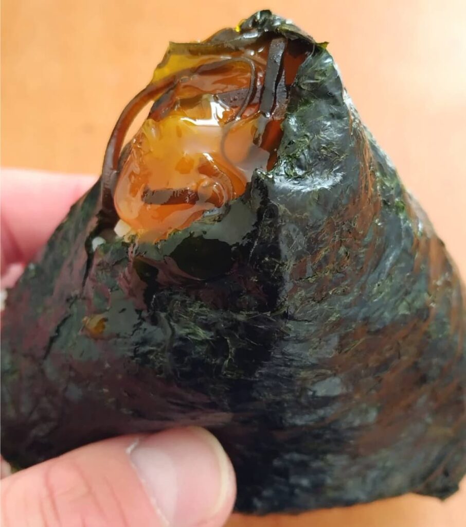 卵黄塩昆布おにぎりの写真
