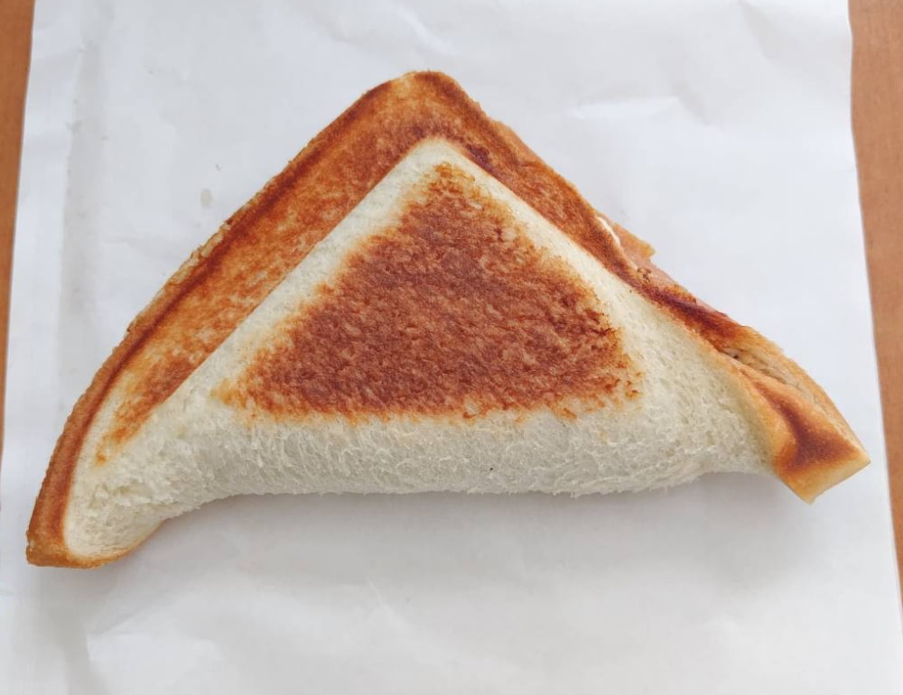 キッチンカー「ここコーヒー」で購入した「みそぽてっとサンド」の写真