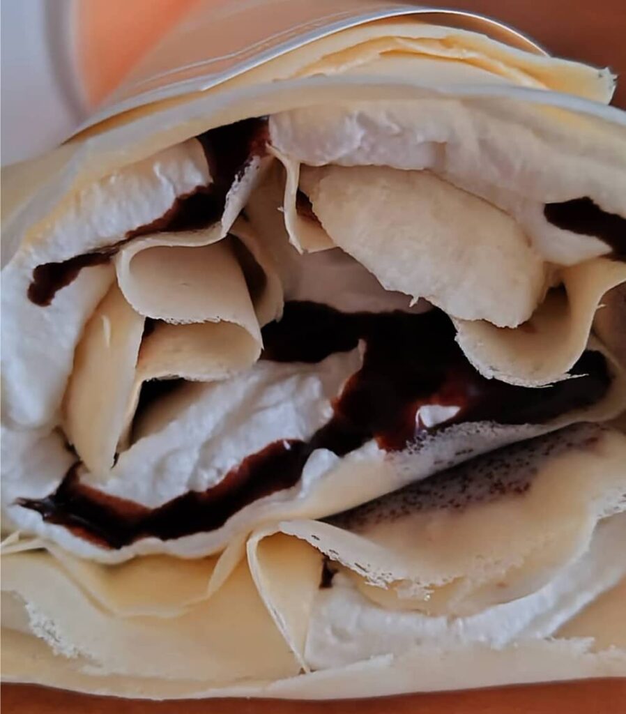 クレープキッチンカー「ブルターニュ」で注文した「チョコバナナホイップ」の写真2