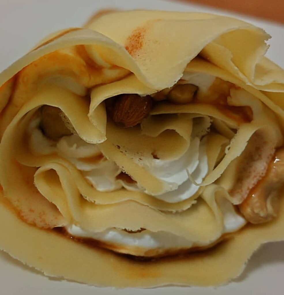 クレープキッチンカー「ブルターニュ」で注文した「キャラメルナッツホイップ」の写真2