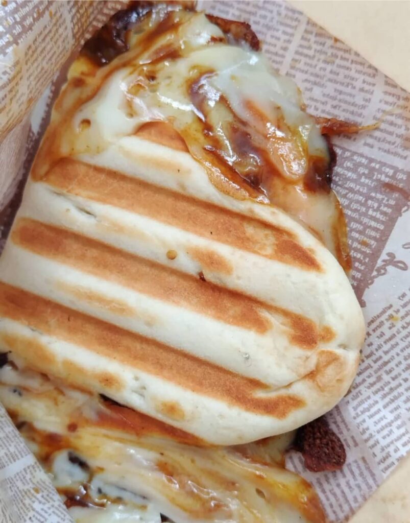 カレーチーズのナンホットサンドの写真