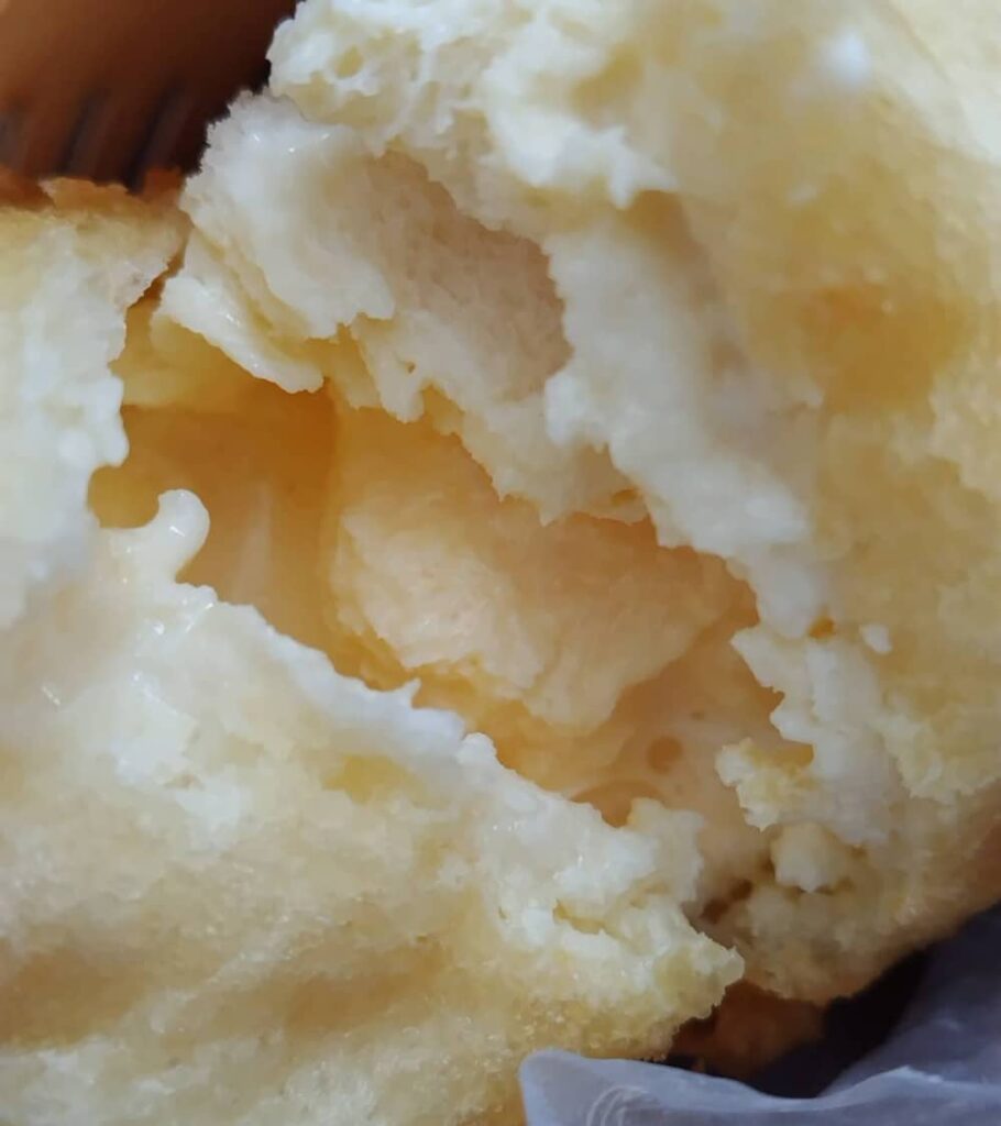 「アイスの天ぷら」を割って中身のバニラアイスを覗いた写真