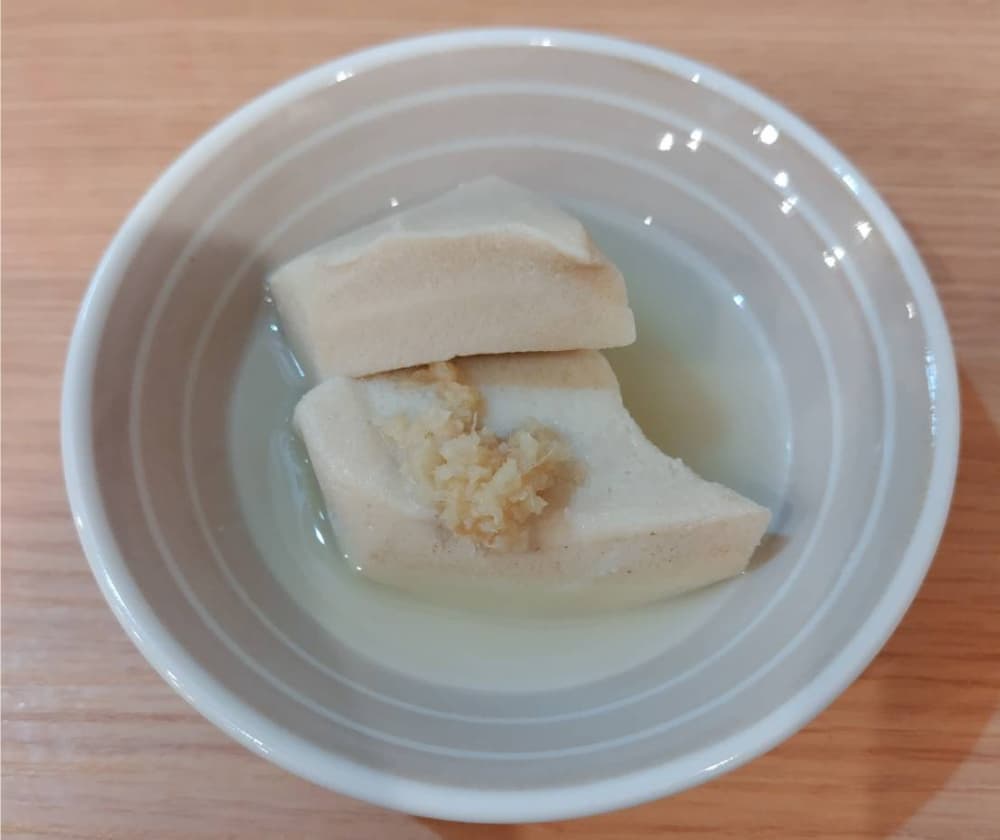 小松食堂で出たお通し(高野豆腐のおでん)の写真