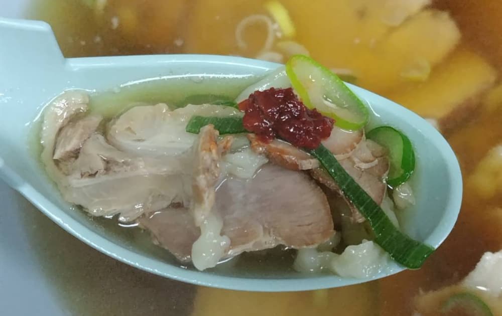 レンゲでラーメン一口セット作っている写真