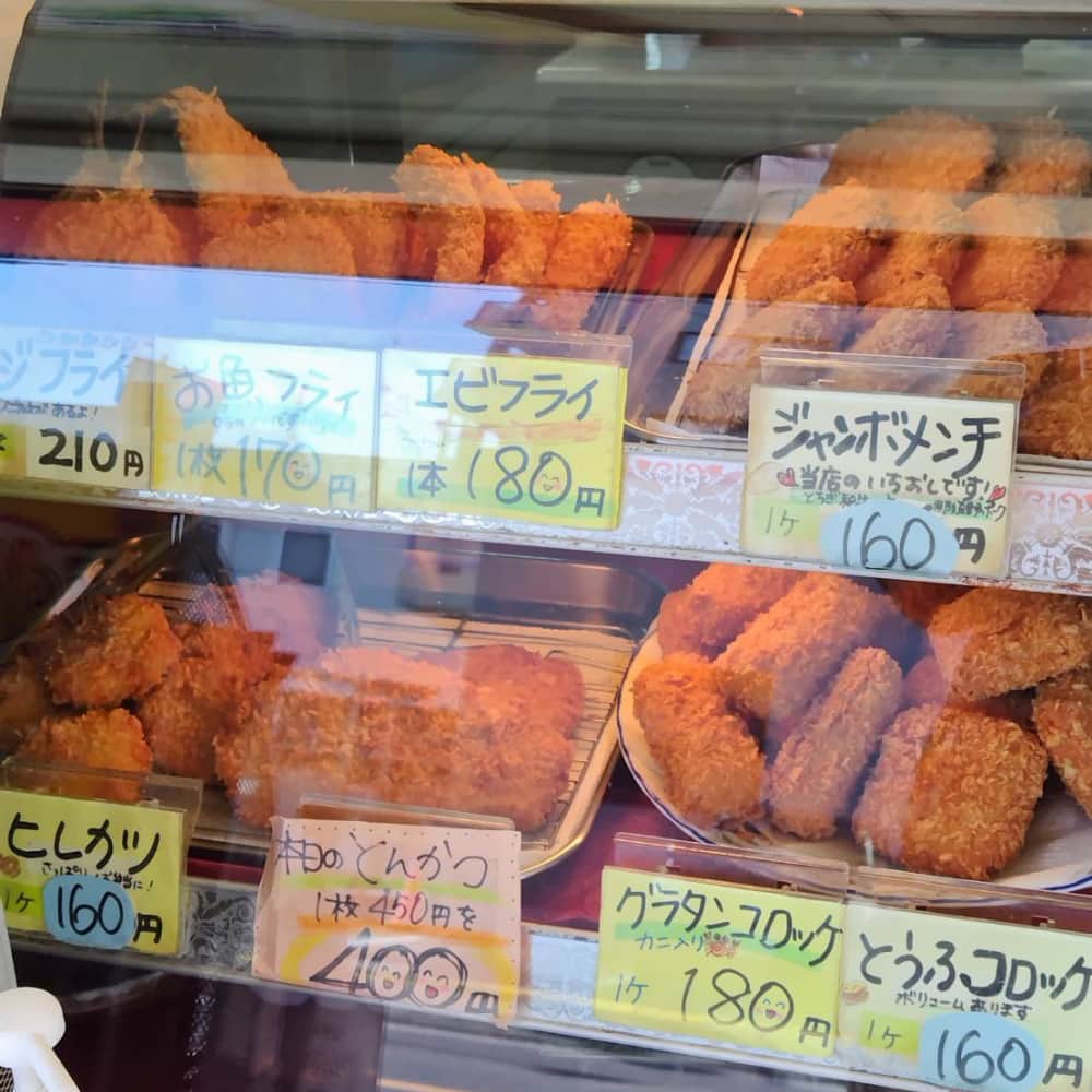 ミートショップかなざわ本店の総菜コーナーの写真