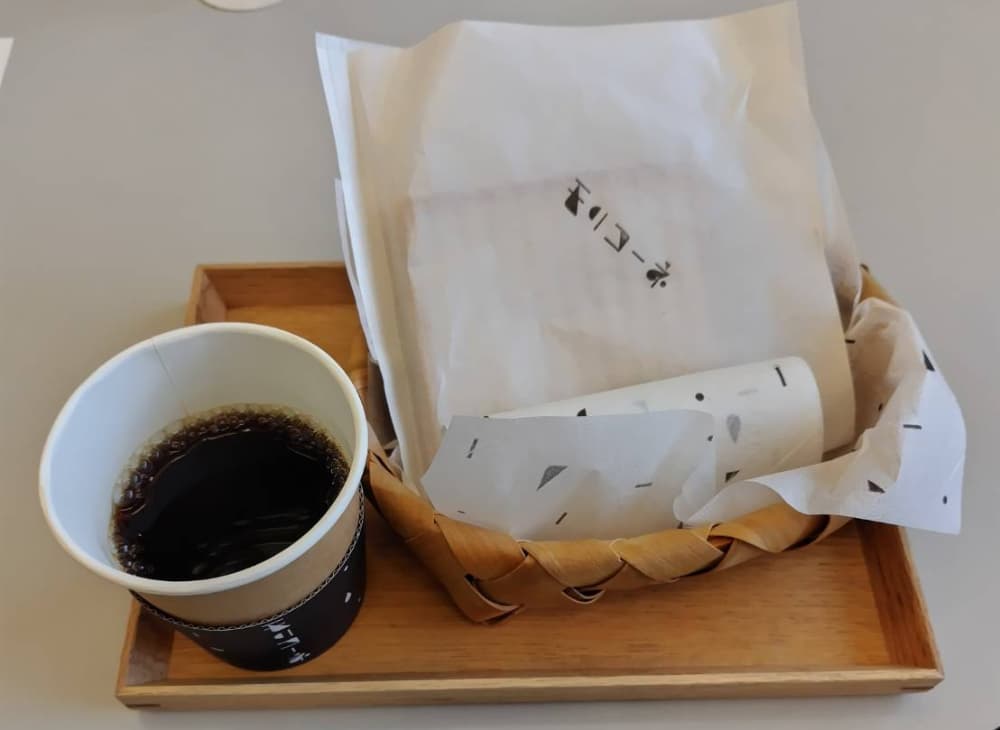 みるる内のカフェ「モリコーネ」で注文した「ホットコーヒー」と「ホントサンド」の写真